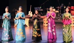 Nhà thiết kế Lan Hương mang bộ sưu tập áo dài 'Hương sắc Việt' đến Bắc Kinh